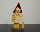 Alte Kokeshi Puppe mit Stroh-​Regencape – Japan, 16 cm, Vintage