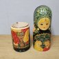 Preview: Russische Flaschen-Matroschka / Flaschenbehälter handbemalt – 32 cm – gesellige Alltagsszene– signiert