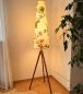 Preview: Große Vintage Tripod-Stehlampe aus Teakholz mit floralem Tütenschirm – 1950er/60er Jahre