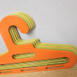 Preview: 5er-Set Schönbuch Kleiderbügel „Quadro“, 1970er – Kunststoff, Grün/Orange/Creme, mit Gürtel- & Krawatten-Slots