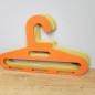 Preview: 5er-Set Schönbuch Kleiderbügel „Quadro“, 1970er – Kunststoff, Grün/Orange/Creme, mit Gürtel- & Krawatten-Slots