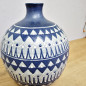 Preview: Handbemalte Studio Keramikvase – blau-weiß,  ca. 17 cm
