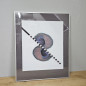 Preview: Vintage-Pfauenfeder-Druck (40 × 49 cm) – diagonale Grafik, Edelstahl-Rahmen, 80/90er Jahre