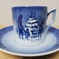 Preview: Royal Copenhagen Weihnachtstasse mit Untertasse, 1979 – „Choosing the Christmas Tree“