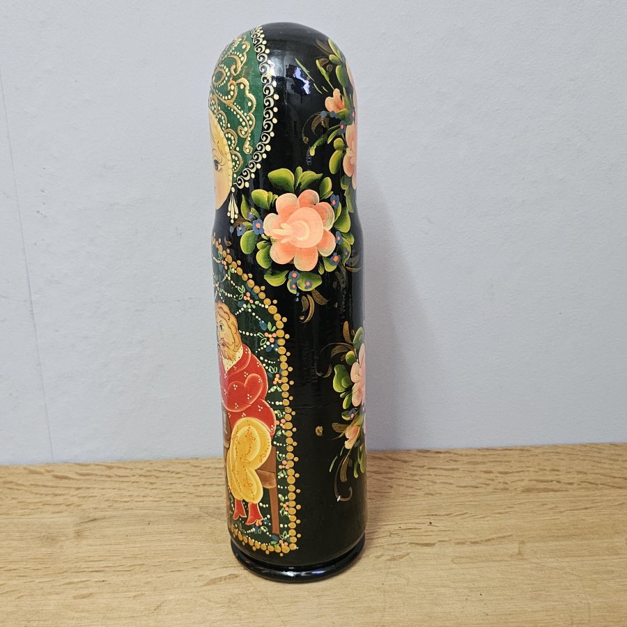 Russische Flaschen-Matroschka / Flaschenbehälter handbemalt – 32 cm – gesellige Alltagsszene– signiert