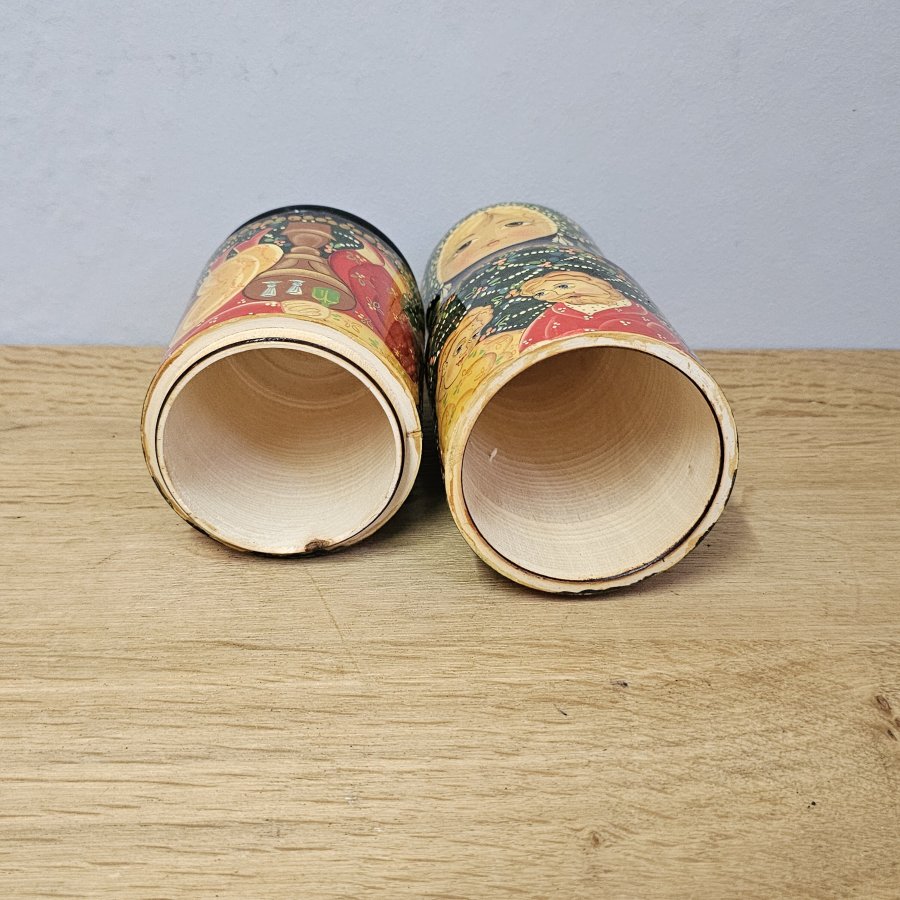 Russische Flaschen-Matroschka / Flaschenbehälter handbemalt – 32 cm – gesellige Alltagsszene– signiert