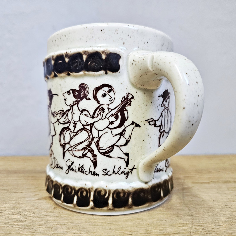 Rosenthal Brotzeit Bierkrug – Björn Wiinblad, „Dem Glücklichen schlägt keine Stunde“, 1970er
