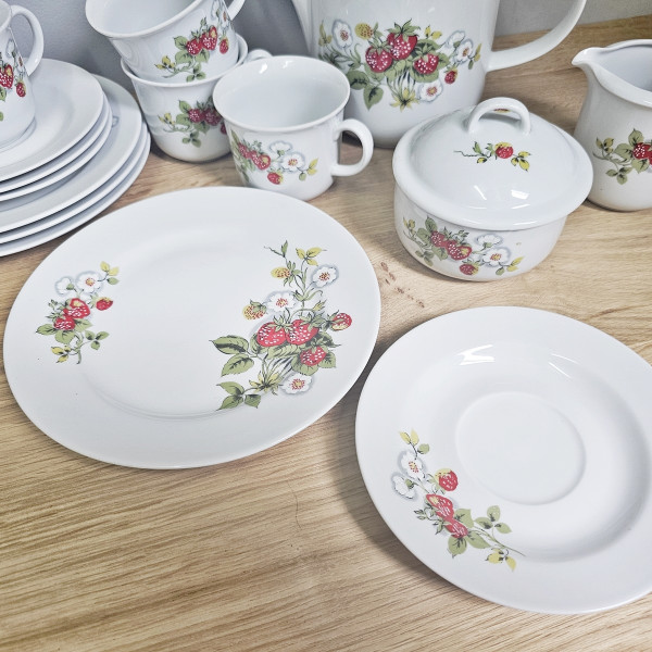 Graf von Henneberg Strawberry Coffee Set – GDR