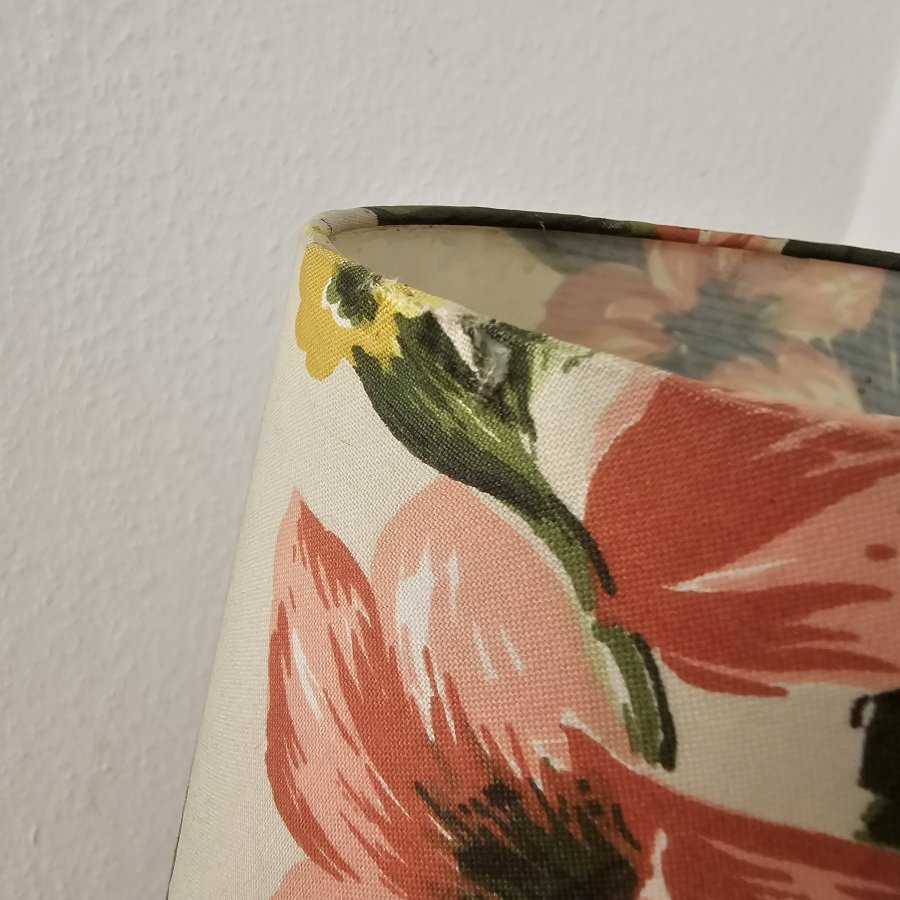 Große Vintage Tripod-Stehlampe aus Teakholz mit floralem Tütenschirm – 1950er/60er Jahre