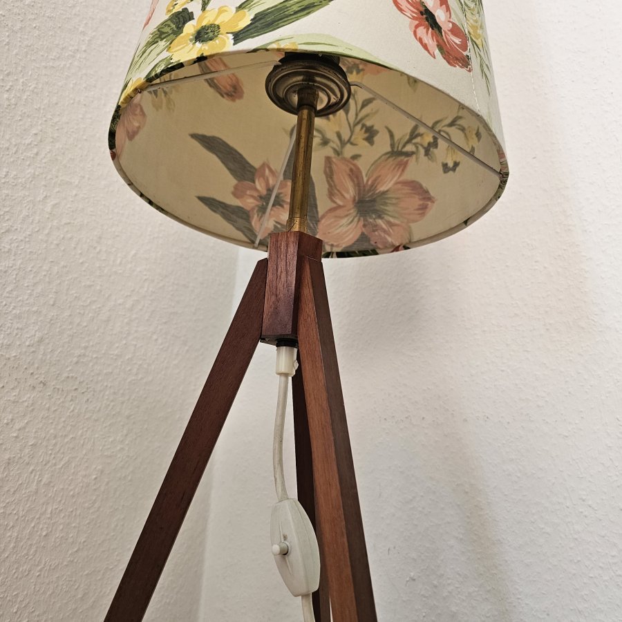 Große Vintage Tripod-Stehlampe aus Teakholz mit floralem Tütenschirm – 1950er/60er Jahre
