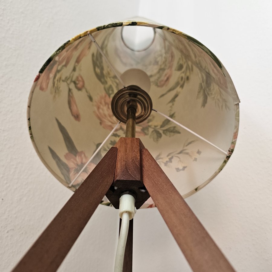 Große Vintage Tripod-Stehlampe aus Teakholz mit floralem Tütenschirm – 1950er/60er Jahre
