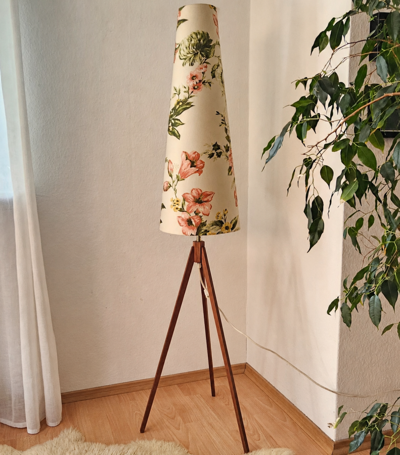 Große Vintage Tripod-Stehlampe aus Teakholz mit floralem Tütenschirm – 1950er/60er Jahre