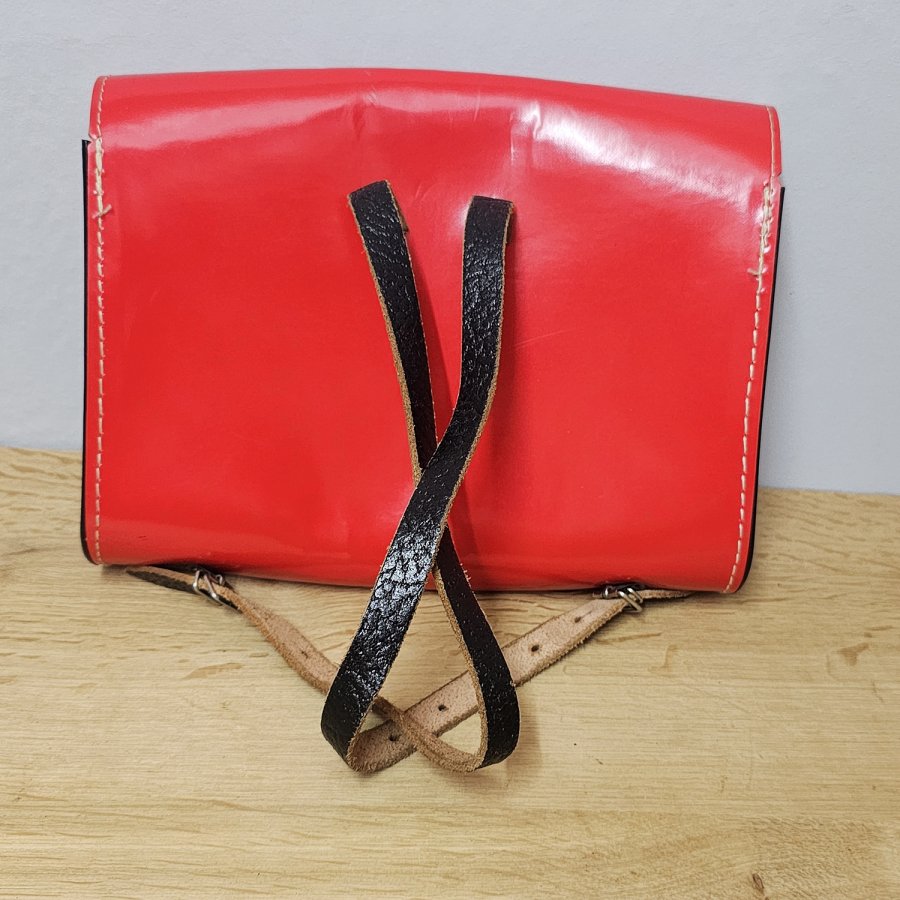 Kleiner Vintage Schulranzen aus rotem Leder • 60er/70er • Messing-Reflektorverschlüsse