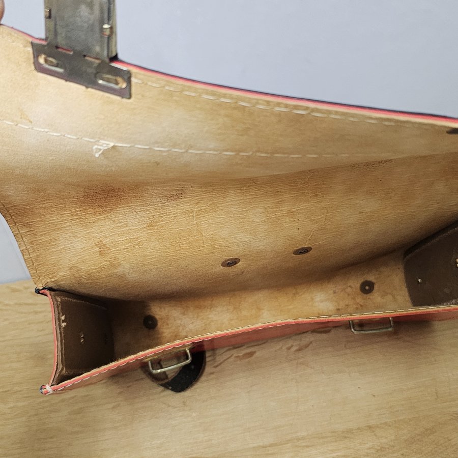 Kleiner Vintage Schulranzen aus rotem Leder • 60er/70er • Messing-Reflektorverschlüsse