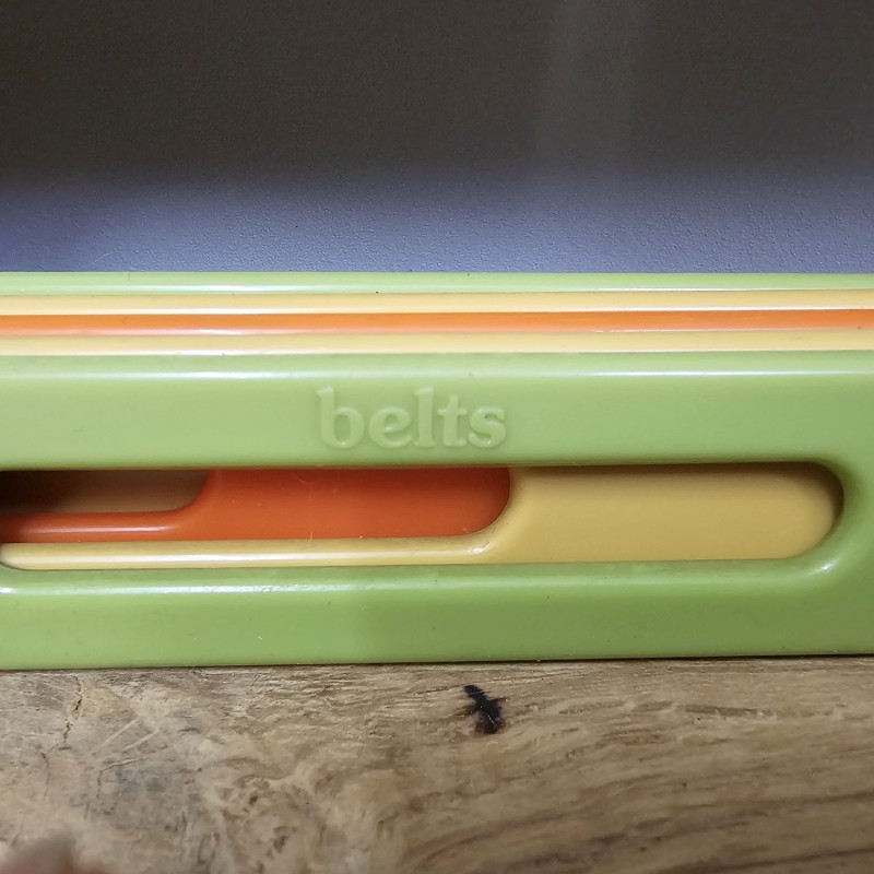 5er-Set Schönbuch Kleiderbügel „Quadro“, 1970er – Kunststoff, Grün/Orange/Creme, mit Gürtel- & Krawatten-Slots