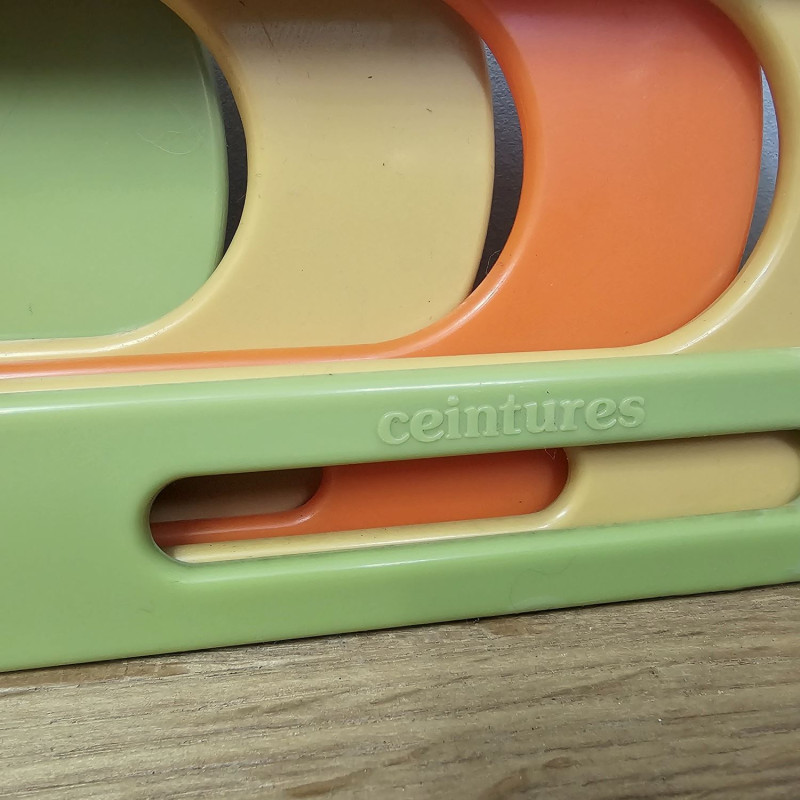 5er-Set Schönbuch Kleiderbügel „Quadro“, 1970er – Kunststoff, Grün/Orange/Creme, mit Gürtel- & Krawatten-Slots
