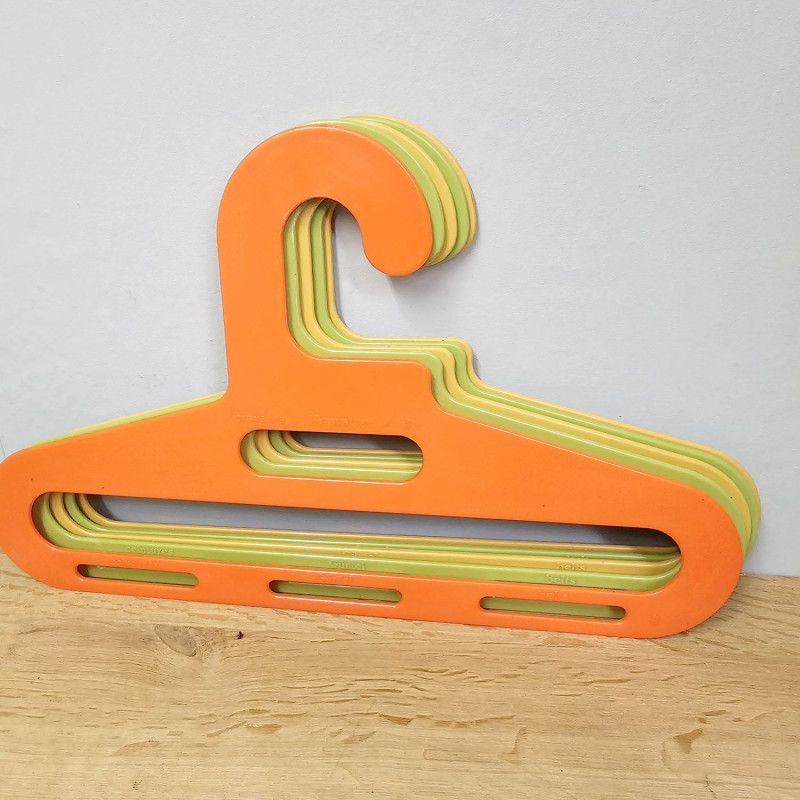 5er-Set Schönbuch Kleiderbügel „Quadro“, 1970er – Kunststoff, Grün/Orange/Creme, mit Gürtel- & Krawatten-Slots