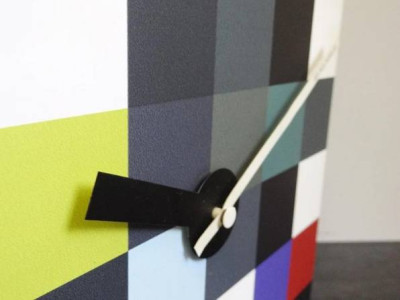 Design Wanduhr von Remember Design , Quadrate Dekor aus den 80er Jahren