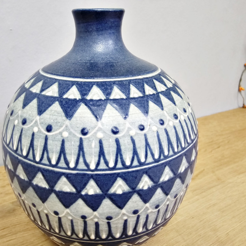 Handbemalte Studio Keramikvase – blau-weiß,  ca. 17 cm