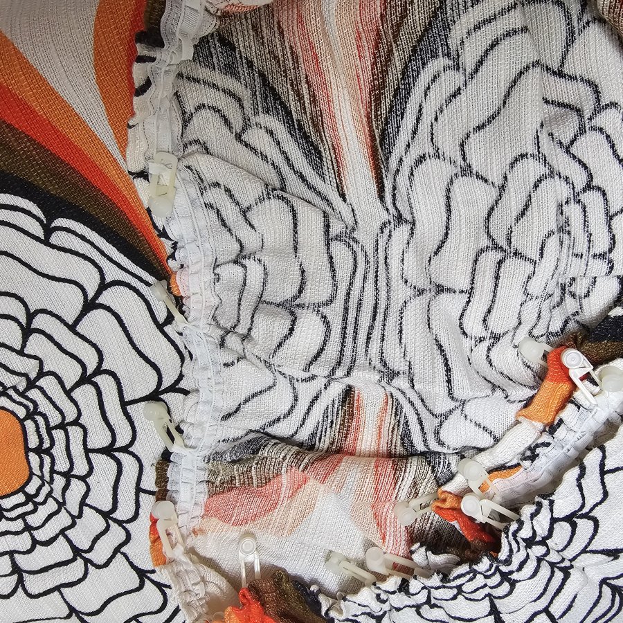 2 große Vintage Gardinenschals 70er Jahre – Flower Power Vorhänge mit großem Blumenmuster – Dekoplus