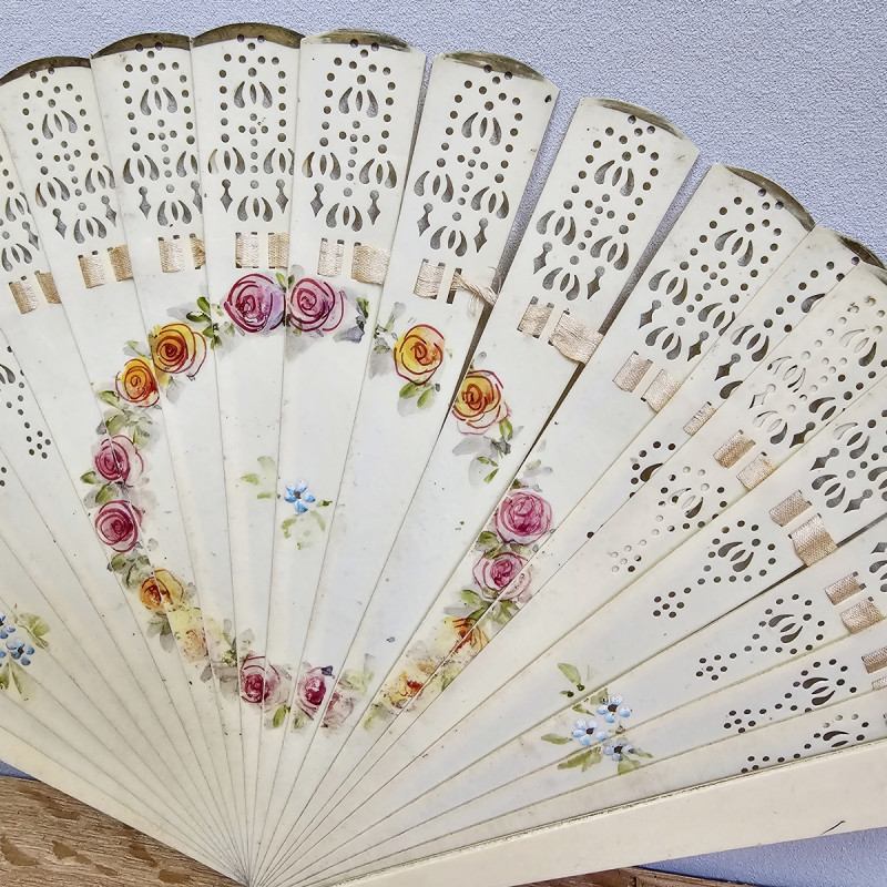Antiker Zelluloid-Fächer mit handgemaltem Rosenkranz