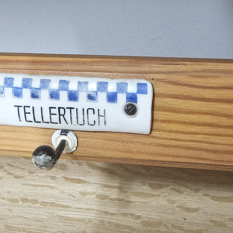 Antiker Handtuchhalter um 1915 mit Porzellanschildchen