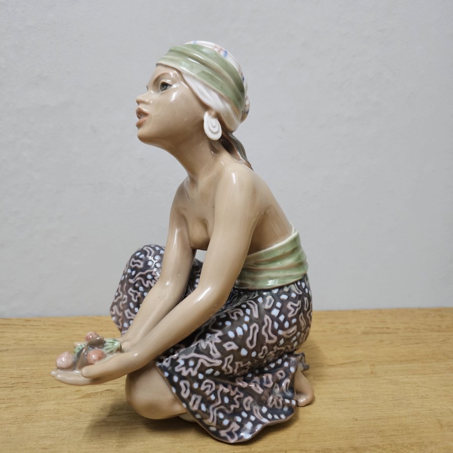 Dahl Jensen / DJ Copenhagen Porzellanfigur – Obstverkäuferin aus Bali – Form 1238 – 1. Wahl – makellos