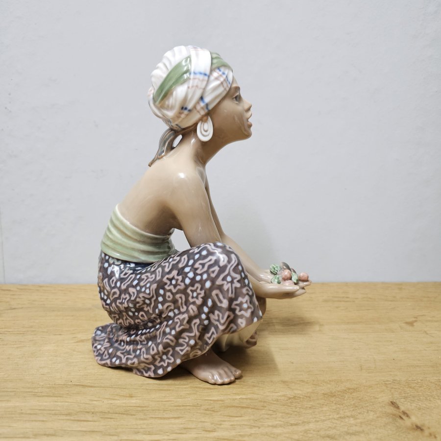 Dahl Jensen / DJ Copenhagen Porzellanfigur – Obstverkäuferin aus Bali – Form 1238 – 1. Wahl – makellos