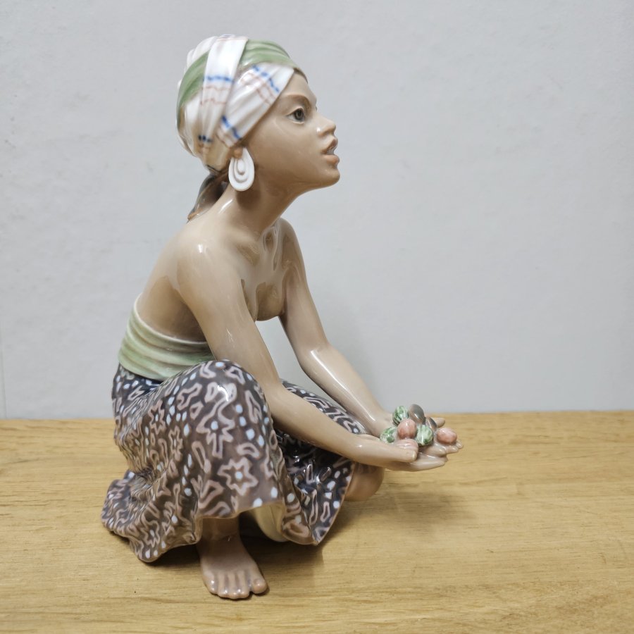 Dahl Jensen / DJ Copenhagen Porzellanfigur – Obstverkäuferin aus Bali – Form 1238 – 1. Wahl – makellos