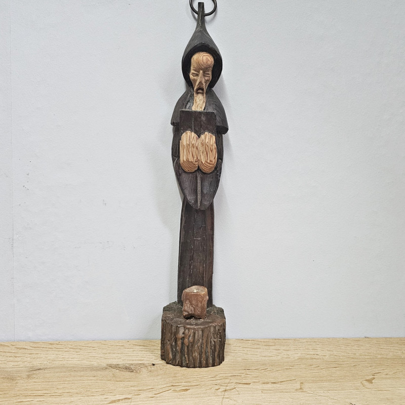 Handgeschnitzte Mönchsfigur als Wandkerzenhalter aus Holz