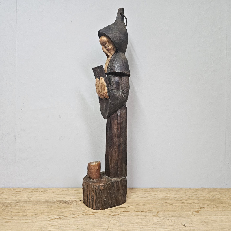 Handgeschnitzte Mönchsfigur als Wandkerzenhalter aus Holz
