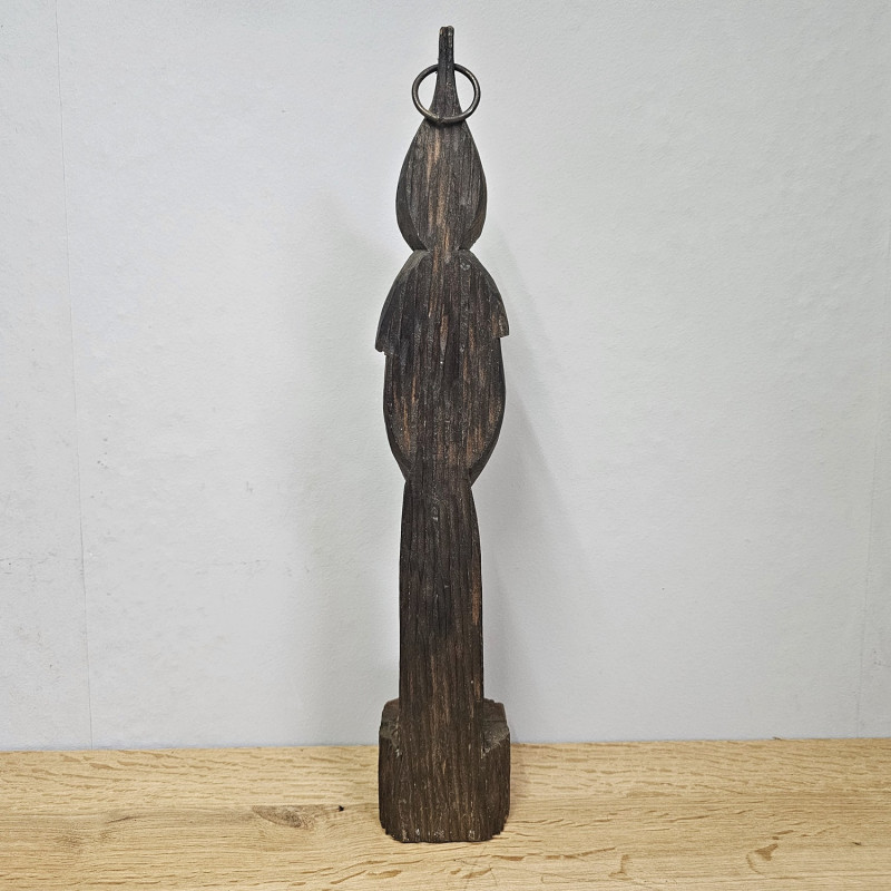 Handgeschnitzte Mönchsfigur als Wandkerzenhalter aus Holz