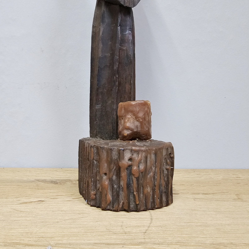 Handgeschnitzte Mönchsfigur als Wandkerzenhalter aus Holz