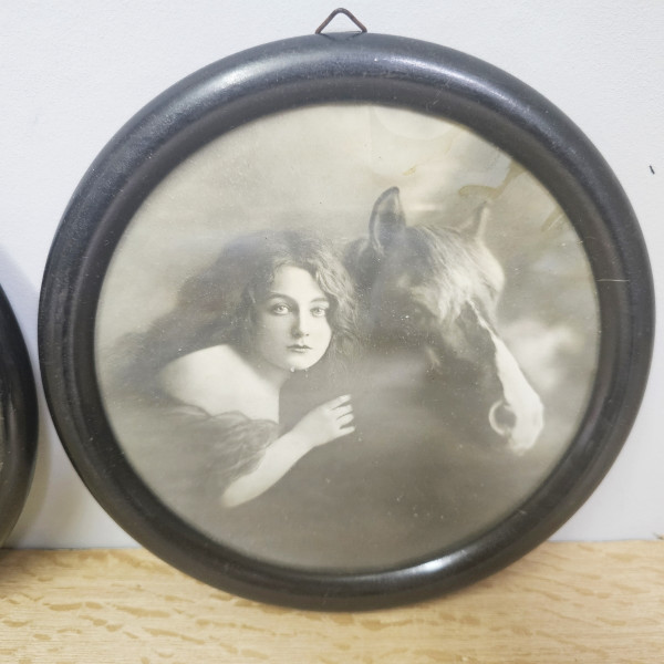 Antike Wandbilder – Pferd & Dame (1920er, 2 Stück)