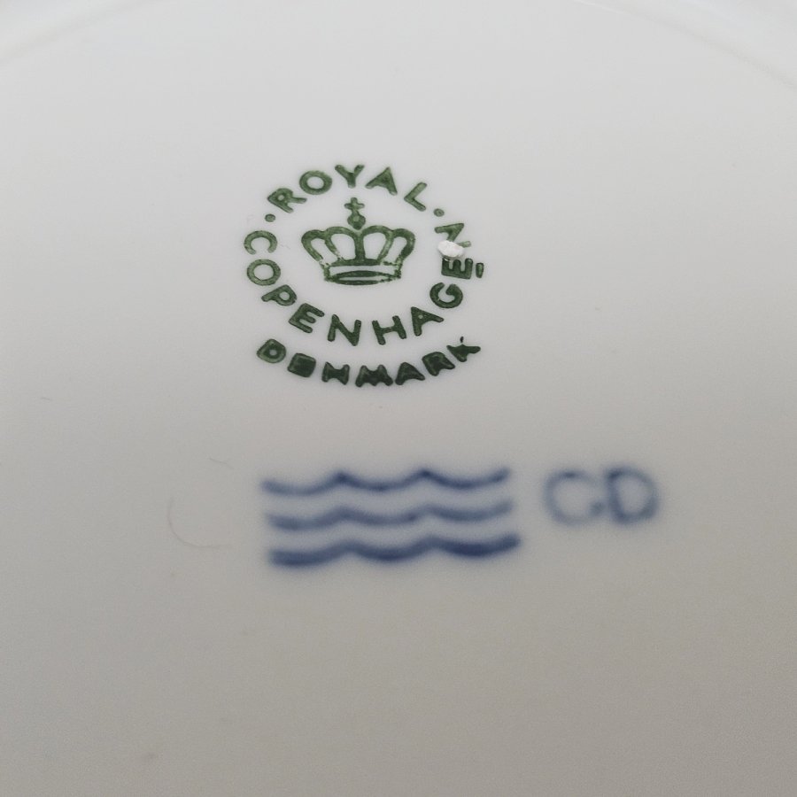 Royal Copenhagen Weihnachtstasse mit Untertasse, 1979 – „Choosing the Christmas Tree“