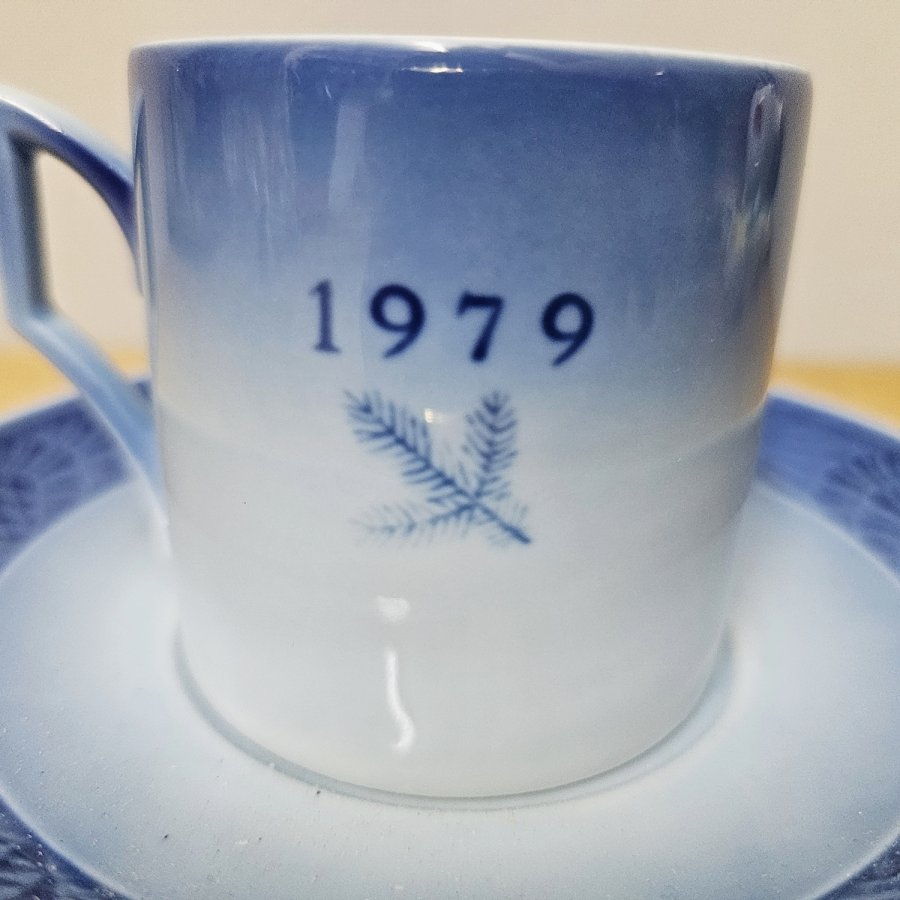 Royal Copenhagen Weihnachtstasse mit Untertasse, 1979 – „Choosing the Christmas Tree“