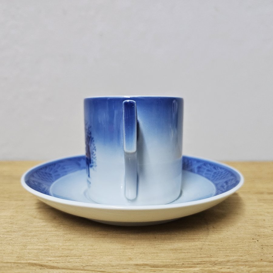 Royal Copenhagen Weihnachtstasse mit Untertasse, 1979 – „Choosing the Christmas Tree“