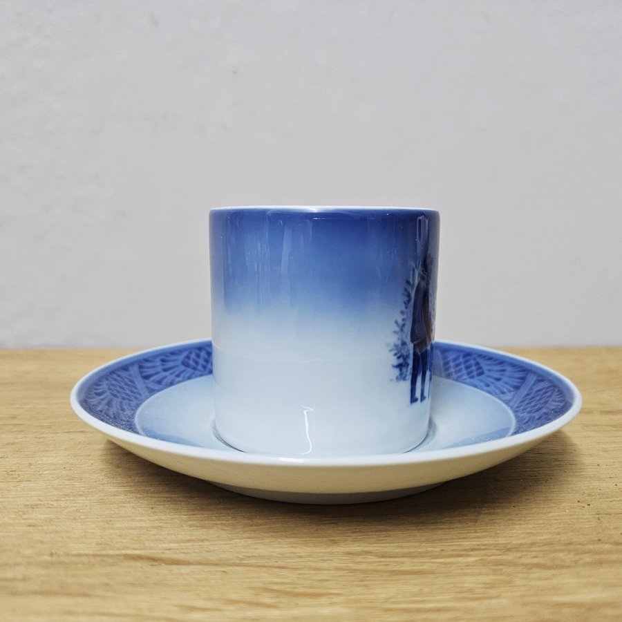 Royal Copenhagen Weihnachtstasse mit Untertasse, 1979 – „Choosing the Christmas Tree“