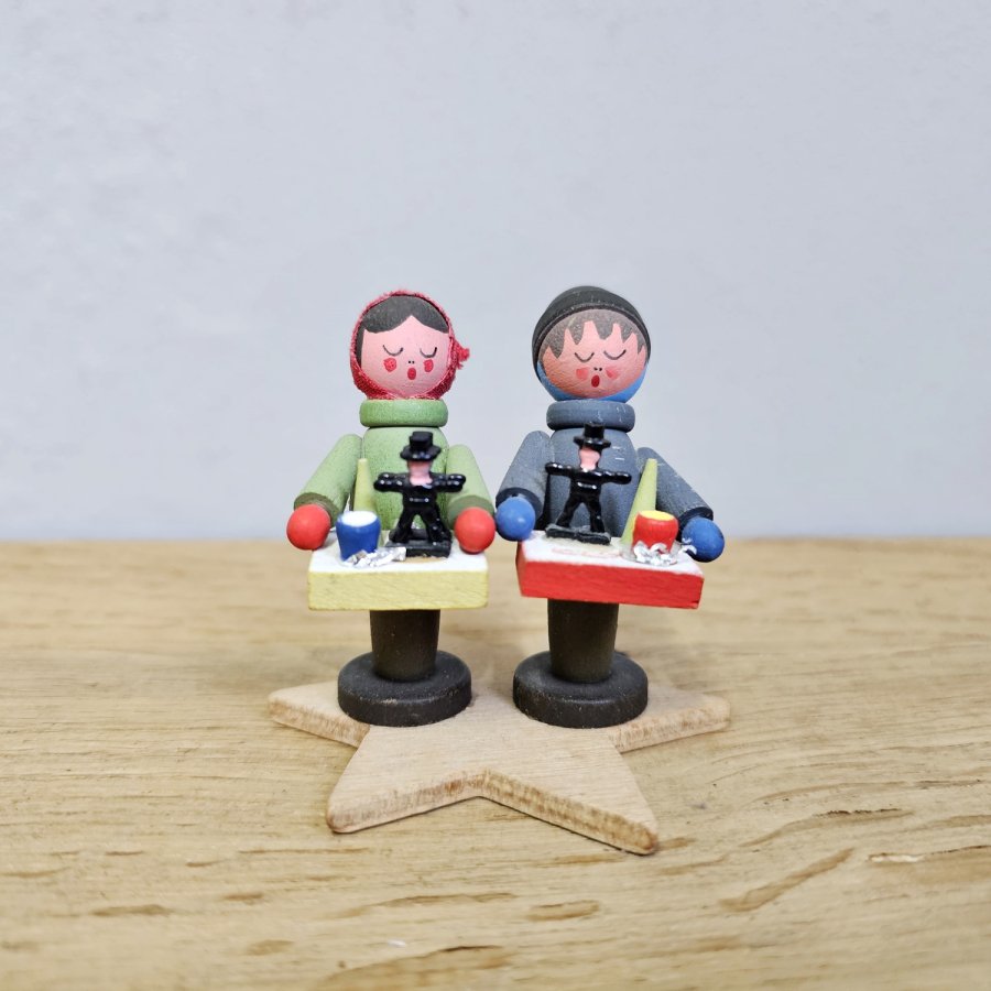 Erzgebirge Striezelkinder mit Bauchladen auf Stern, traditionelle Weihnachtsdeko