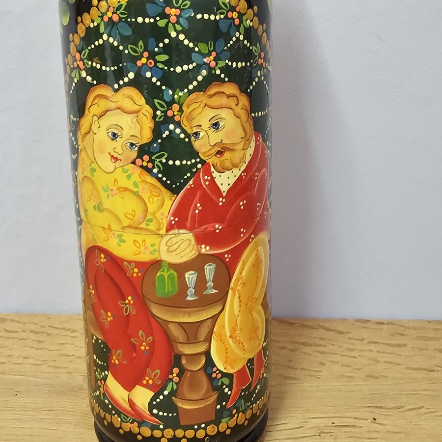 Russische Flaschen-Matroschka / Flaschenbehälter handbemalt – 32 cm – gesellige Alltagsszene– signiert
