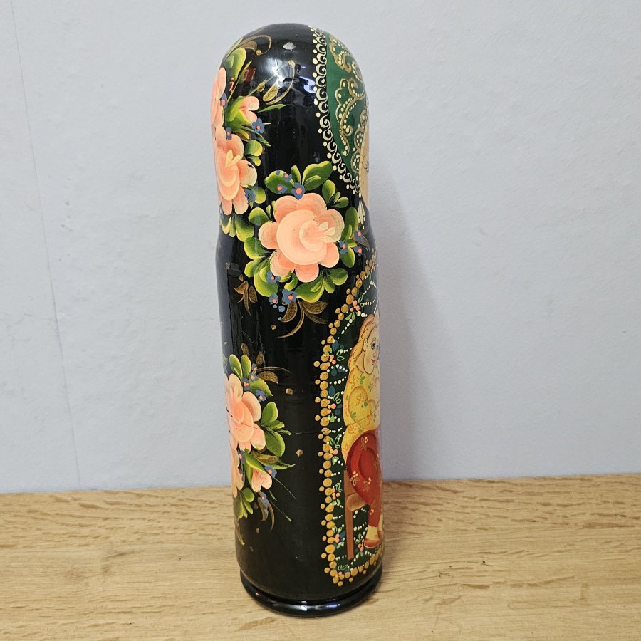 Russische Flaschen-Matroschka / Flaschenbehälter handbemalt – 32 cm – gesellige Alltagsszene– signiert