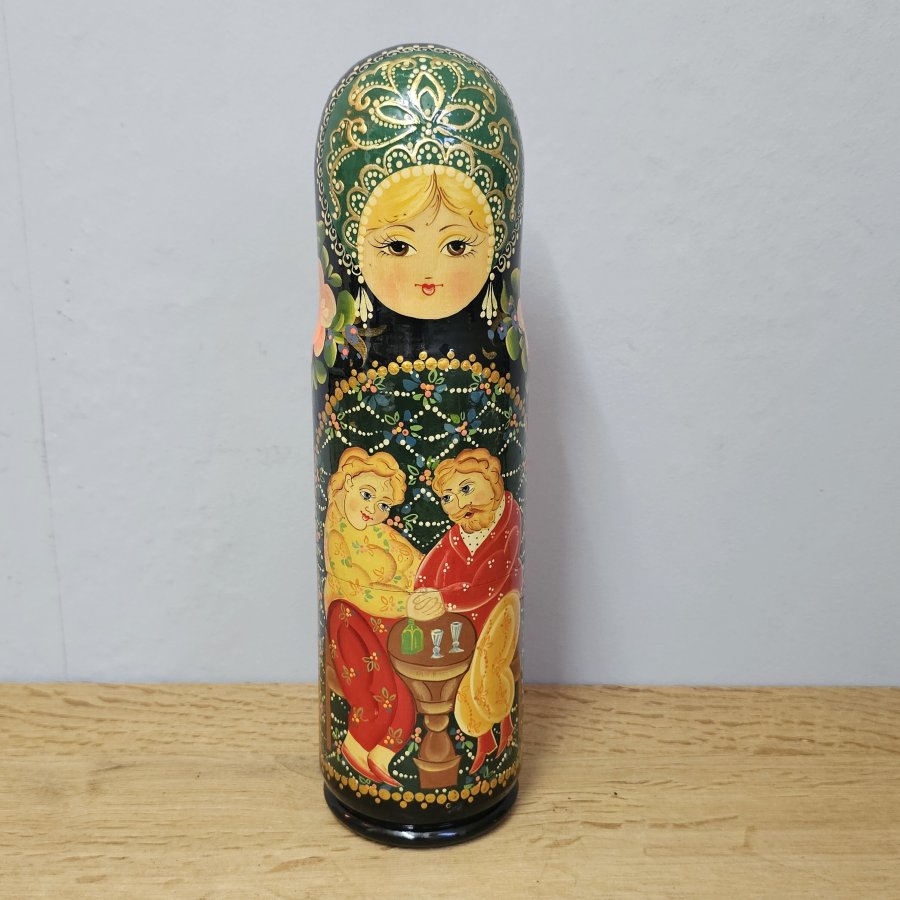 Russische Flaschen-Matroschka / Flaschenbehälter handbemalt – 32 cm – gesellige Alltagsszene– signiert