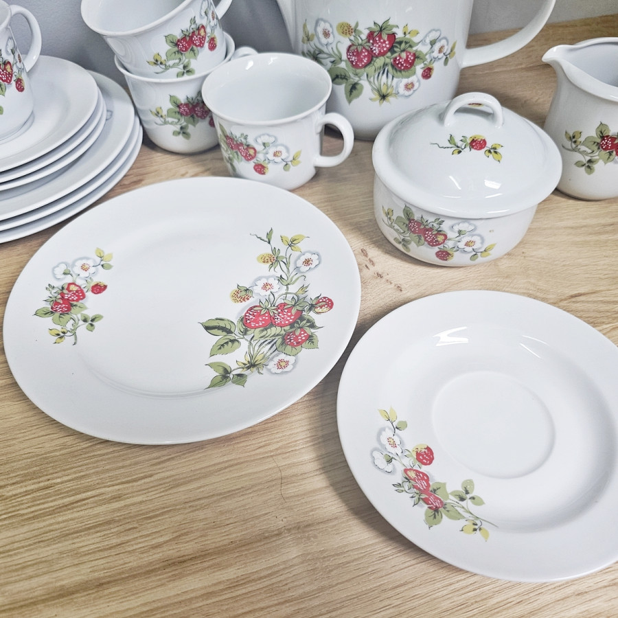 Graf von Henneberg Strawberry Coffee Set – GDR