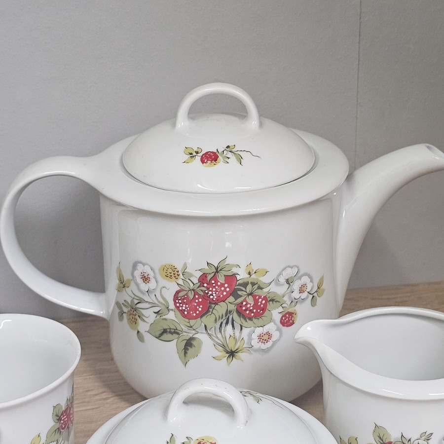 Graf von Henneberg Strawberry Coffee Set – GDR