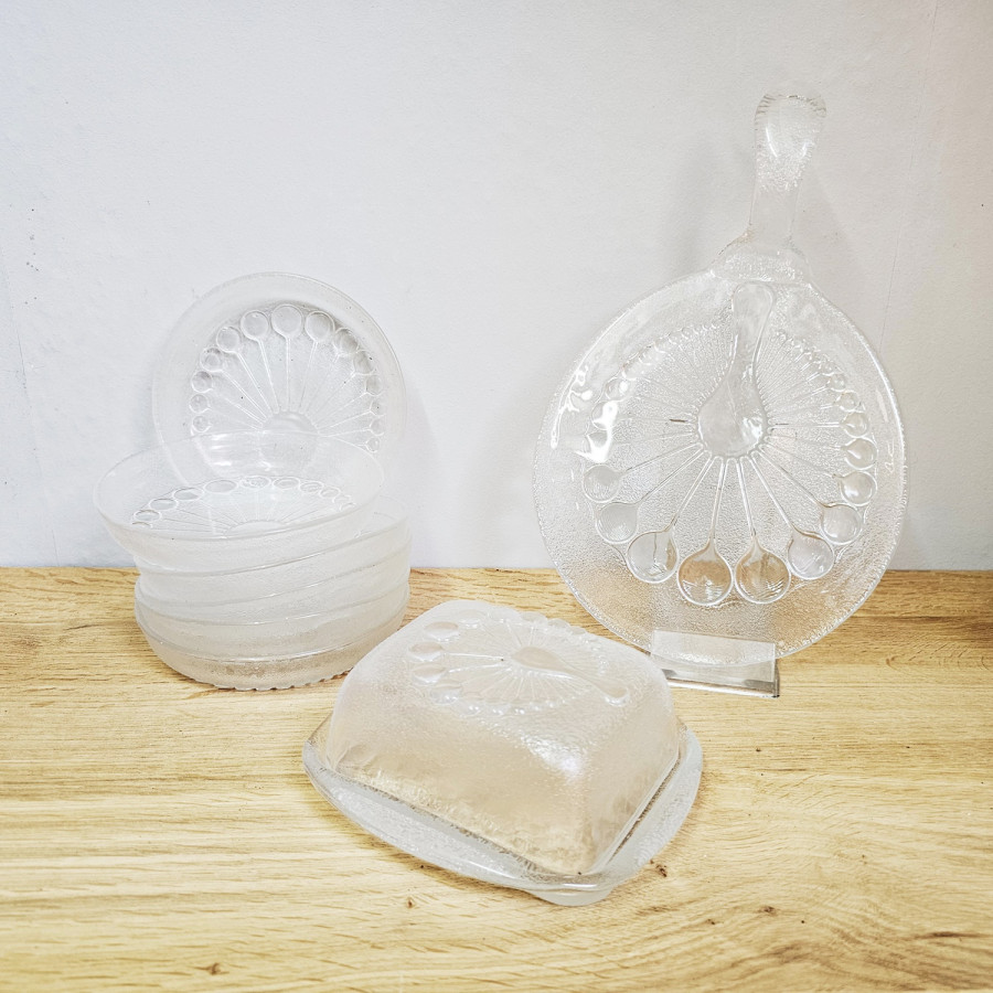 Pressglas-Set 70er | Pfau-Dekor | Butterdose, Servierplatte & 6 Schälchen | Süßmuth zugeschrieben