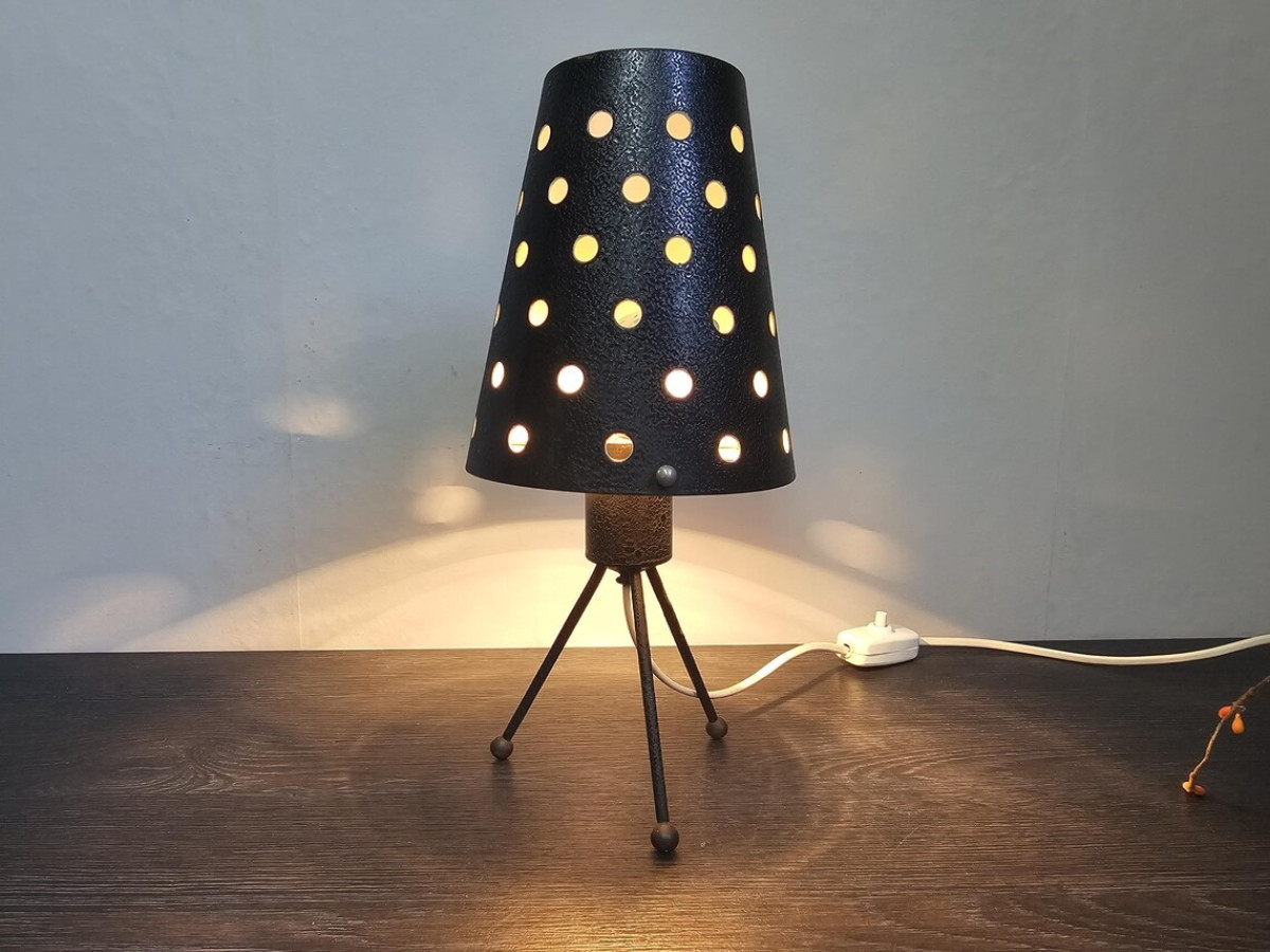 Midcentury Tripot Tischleuchte aus den 50er-60er Jahren mit Metallschirm