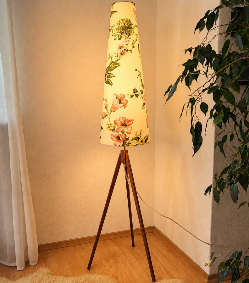 Große Vintage Tripod-Stehlampe aus Teakholz mit floralem Tütenschirm – 1950er/60er Jahre