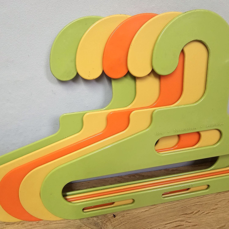 5er-Set Schönbuch Kleiderbügel „Quadro“, 1970er – Kunststoff, Grün/Orange/Creme, mit Gürtel- & Krawatten-Slots