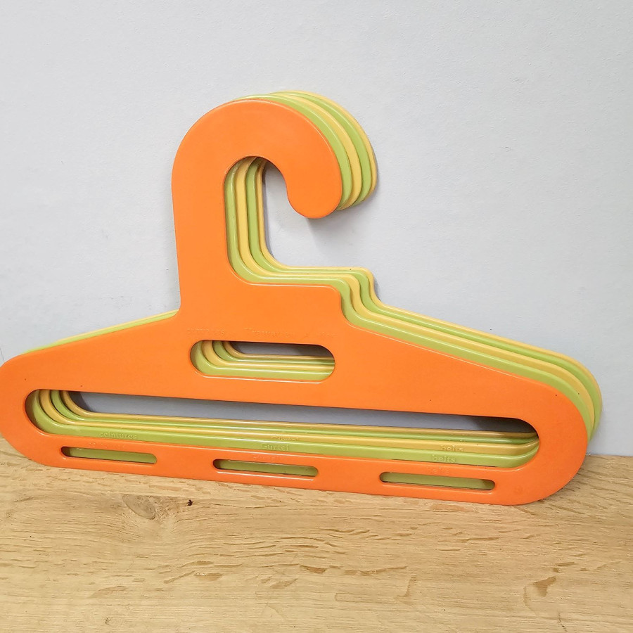 5er-Set Schönbuch Kleiderbügel „Quadro“, 1970er – Kunststoff, Grün/Orange/Creme, mit Gürtel- & Krawatten-Slots