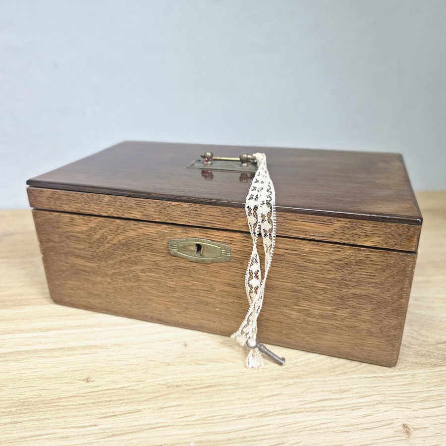 Antike Eichen-Schatulle um 1920 mit Schlüssel